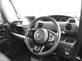 ★運転席周辺★大きなフロントガラスで見晴らしよく運転しやすい設計と、広くてゆとりのある運転席。楽な姿勢で座ることが出来るので長時間の運転でも疲れにくいですし体もぶれにくく工夫されています!