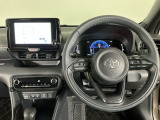 【ハンドル】運転にかかわる様々な操作を安全に行えるように視点移動が少なく操作性に配慮されたスイッチ類が凝縮されたコックピットです。