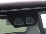 ステレオカメラとソナーセンサーが歩行者や先行車、障害物などのさまざまな情報を的確に捉え、運転者に注意を促したり、緊急ブレーキを作動。多彩な安全機能があなたのドライブをアシストするスマートアシスト付です