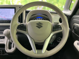 握りやすいステアリングは、操作性を高め、運転の楽しさを向上させます。快適なドライビングをサポートします。