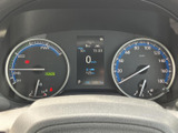 視認性の高いメーターパネルは、運転に必要な情報をわかりやすく伝えます。洗練されたデザインが、ドライビング体験を向上させます。