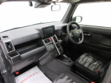 ダイハツのお店では、ダイハツ車を知り尽くしたプロフェッショナルが、専用の診断機器を使って各システムを点検しております。