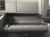 助手席側のインパネは多機能!間口の広くて使いやすいトレイや何かと工具や買い物袋を掛けれる便利なフック付き!