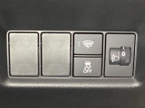 ハンドルの右側にはヘッドライトレベライザーとVSA(ABS+TCS+横滑り抑制)の解除スイッチがついています。ヘッドライトレベライザーは道路状況や積荷の加重に応じてライトの高さを調節できます。