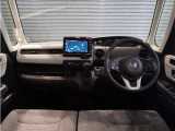 ◆インテリアパネル◆視界広々で非常に運転しやすくロングドライブでも疲れを感じさせないすっきりとまとまったインパネ周りです。