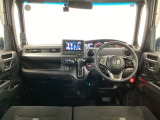 【前方視界】開放的な前方視界!運転がしやすく疲れにくいです♪窓が大きく、見通しがとっても良いおクルマですよ♪