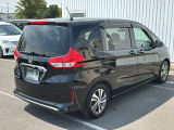 コンビネーションランプを高い位置に配置、後続車に見やすいデザインで安全にも配慮。