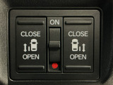 【両側パワースライドドア】両側がパワースライドドアになっており、運転席のスイッチやスマートキーでも開閉が可能です!開口部も広いので乗り降りも楽々♪