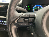 運転中、オーディオの操作をしてて、ハッとしたことはありませんか?ステアリングスイッチは、運転中でもハンドルでオーディオの操作が可能です。安全なドライブをサポートします。
