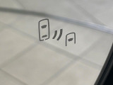 【ブラインドスポットモニター】走行中、ドアミラーの死角になりやすい箇所に後続車が接近するとサイドミラーのレンズに警告を表示!ドライバーに注意喚起をしてくれます。