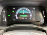 洗練されたデザインのメーターが、運転に集中できる空間を創出します。必要な情報を分かりやすく表示し、安全運転をサポートします。視認性に優れたデザインです。