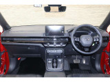 操作性に優れた運転席となります!小物入れや各ボタンの配置にこだわり、使いやすいです!座り心地もよく視認性も良好なのでロングドライブもお任せ下さい!