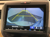 リバースギアに入れるだけで後方の表示へ切り替わります。夜間や雨の日の駐車も楽になりますよ。