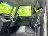 運転しやすい視界と、操作しやすい配置が魅力です。シートの座り心地も良く、快適なドライビングをサポートします。細部までこだわった内装です。