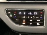 オートエアコンで、毎日のドライブを快適に。温度、風量を自動で調整し、理想的な車内環境を提供します。プラズマクラスター技術搭載の、フルオートエアコン。空気の浄化や脱臭に効果があります。