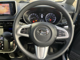 手に馴染むステアリングで、快適なドライビングを実現。操作性も高く、運転がしやすいのが特徴です。