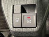 指先だけで簡単に操作が可能な電動パーキングブレーキを採用。「HOLD」スイッチを押すと、渋滞や信号待ちなどでブレーキペダルから足を離しても、ブレーキを保持するので安心です