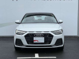 シングルフレームグリルはAudiの象徴的なデザイン要素であり、一目でAudiとわかるスタイル、大きくて迫力のある形状が車のスポーティな印象を強調しており、魅力的なデザインとなっています。
