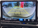 狭い場所での運転も安心。後方の状況を画面で確認できるので、安全に駐車操作を行うことができます。ガイドライン表示も便利です。