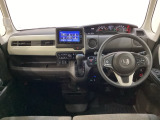 車内は光触媒抗菌消臭施工済です。インパネ周りはスタイリッシュなデザインで機能や装備も充実しています。グローブボックスやカップホルダーのほかにトレーなどたくさんの収納スペースが付いています。