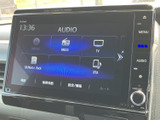 お好みの音楽をクリアな音質で楽しめます。様々なメディアに対応し、快適な車内空間を演出します。