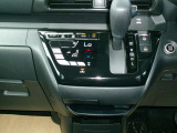快適オートエアコン付♪設定温度をキープし車内を快適な温度に保ちます♪