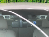 【アイサイトVer3】前方の車両等を検知し、衝突しそうな時は警報で注意を促し、ブレーキを踏む力をサポート。ブレーキを踏めなかった場合は衝突被害軽減ブレーキが作動、衝突回避をサポートします。