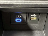充電用USB端子付き。スマートフォンなどの充電に便利です。