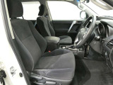 高いホールド性で運転姿勢が安定します。長距離ドライブでも疲れにくいのが魅力です。快適なドライビングライフをお送りください♪