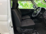 運転席からの視界は広く、運転しやすい環境です。シートの形状も体にフィットし、長距離運転も快適に過ごせます。