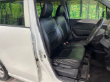 運転席まわりには十分なスペースがあり、大柄な方でもゆったり運転していただける環境です。