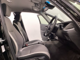 広い足元にゆったり座れるシートは長距離の運転でも疲れにくいシートです。女性でも運転がしやすいようにシートの高さ調整機能(シートリフター)がついています。