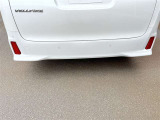 大柄なボディでも安心して駐車や取り回しができる、コーナーセンサーを装備しております。障害物に近づくと音や表示でお知らせしてくれるため、毎日の車庫入れや縦列駐車、狭い駐車スペースでも安心。