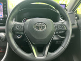 握りやすい形状で、運転操作を快適にします。ステアリングスイッチで、オーディオやハンズフリー通話も操作可能です。