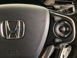 ハンドルにHondaセンシング系のクルーズコントロールやレーンキープアシストなどの操作スイッチが装備されています。ハンドルから手を離さず安全に操作できます。