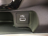 【充電用USBポート】スマホなどの充電に便利なUSBポートがついています!