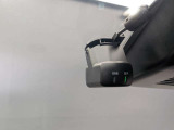 万が一のトラブルや事故の際にも映像をしっかりと記録するドライブレコーダー。日頃の安全運転支援はもちろん、ドライブ中の安心感を高める頼もしい装備です。