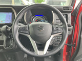 握りやすいステアリングは、運転操作を快適にします。オーディオスイッチなど、便利な機能も搭載。スムーズな運転をサポートし、快適なドライブを演出します。