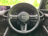視認性の高いメーター類が、運転に必要な情報を的確に伝えます。落ち着いたデザインで、運転に集中できる空間を演出します。
