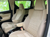 運転しやすいように設計されたドライバーシート。操作性にも優れており、快適な運転をサポートします。長距離運転も楽にこなせます。