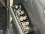【パワーウィンドウ集中スイッチ】運転席のパワーウィンドスイッチ位置には運転以外の窓の開閉・ロック機能も付いています