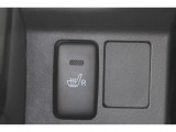 運転席にはシートヒーターが付いています。