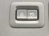【パワーバックドア】スマートキーや運転席のボタンを押すだけでリアゲートが自動で開閉します!荷物を持っている時や、高い位置にあるバックドアを閉める際に便利な機能です♪