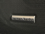 【ハーマンカードンサウンドシステム】メーカーオプションの高品位サウンドシステムを搭載。専用のチューニングが施された大小様々なスピーカーから良質なサウンドが奏でられ、臨場感あふれる音響空間を演出します。