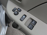 運転席アームレストに、【リモコンドアミラー】【パワーウィンドウ】スイッチあり。手元で操作ラクラク。