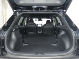 大きな開口幅で荷物を出し入れしやすいのが魅力のラゲージスペースです!リヤシートのシートバックの工夫で、更に積載容量が広くなり、よりたくさんの荷物の収納・長尺の荷物の収納が可能になります♪