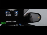 隣車線を走る車両をレーダーで検知し、ドアミラーでは確認しにくい後側方エリアに存在する車両に加え、急接近してくる車両も検知します。車両を検知するとドアミラーに搭載されたLEDインジケーターが点灯します。