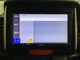 ギヤをR(バック)に入れるとナビ(社外品)の画面に後ろの映像が映るリアカメラ付です。後退時、コンディションが悪い視界でもカラーバックモニターがドライバーをサポートします。