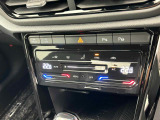 タッチコントロール式2ゾーンフルオートエアコンパネル。運転席、助手席それぞれ独立して温度管理が可能です。花粉やダストを除去するフレッシュエアフィルターも装備され、クリーンな室内環境を保ちます。