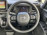 握りやすいステアリング形状で、快適な運転操作をサポート。操作性にも優れ、スムーズなハンドリングを実現します。運転の楽しさを向上させます。